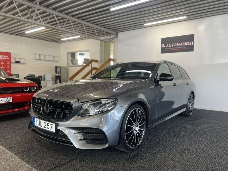 Grå Begagnad 2016 Mercedes E220 AMG line Kombi | 274 900 kr (Lite dyr) - Bild 1/4
