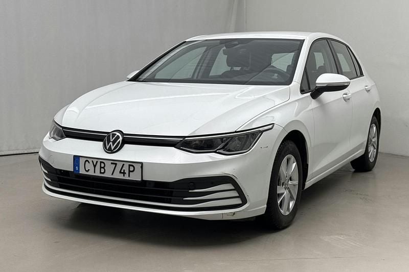 Vit Begagnad 2021 VW Golf VIII | 179 000 kr (Marknadspris) - Bild 1/4