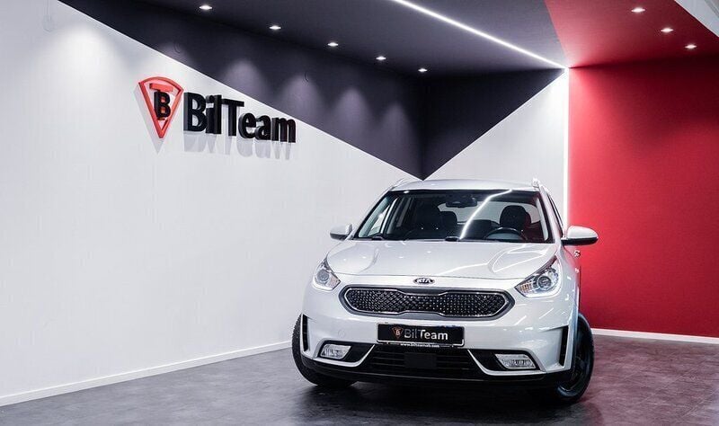 Grå Begagnad 2018 Kia Niro Advance SUV | 189 900 kr (Marknadspris) - Bild 1/4