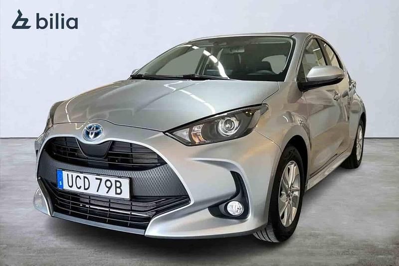 Silver Begagnad 2022 Toyota Yaris Hybrid Halvkombi | 214 900 kr (Marknadspris) - Bild 1/1