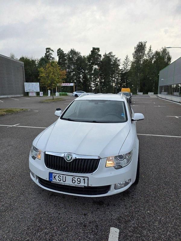 Vit Begagnad 2011 Skoda Superb Elegance Kombi | 42 900 kr (Marknadspris) - Bild 1/4