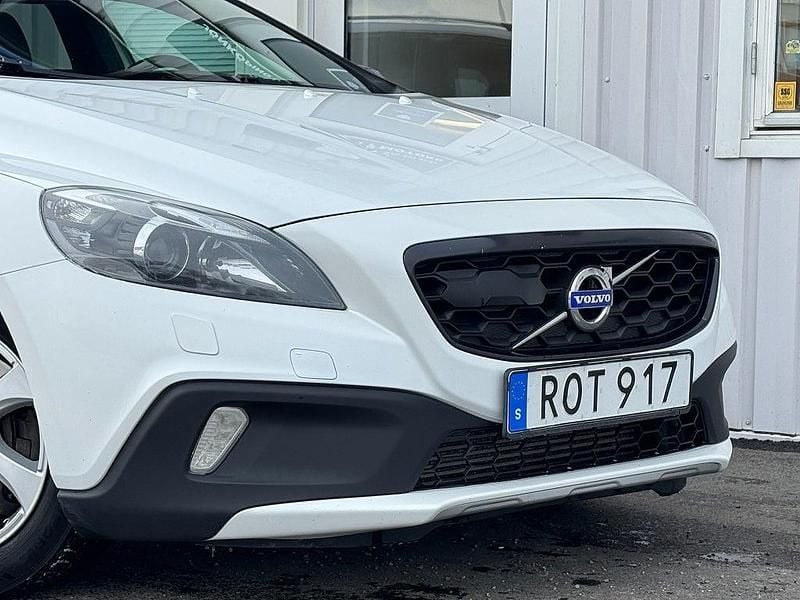 Begagnad Volvo V40 Ocean Race 190 HK (139 kW) 2015 Vit Halvkombi