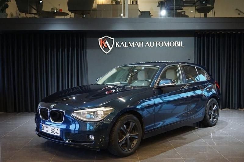 Blå Begagnad 2012 BMW 118 Halvkombi | 99 000 kr (Marknadspris) - Bild 1/4