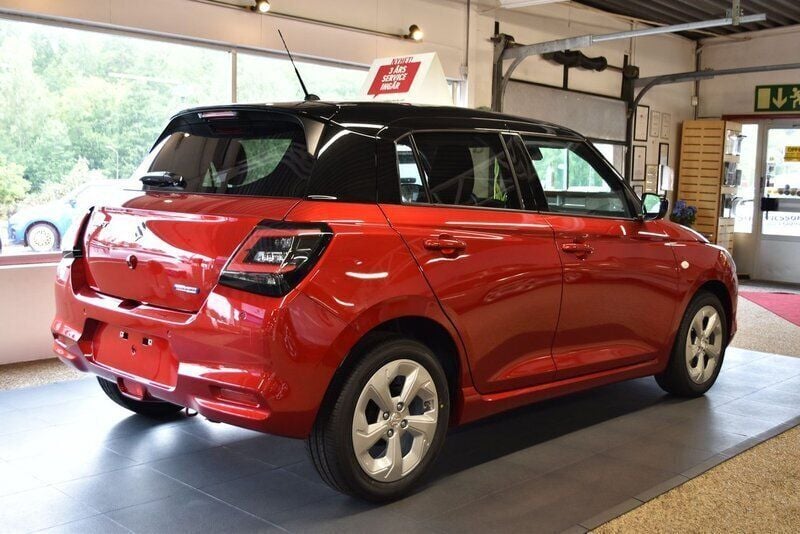 Begagnad Suzuki Swift 83 HK (61 kW) 2024 Röd Halvkombi