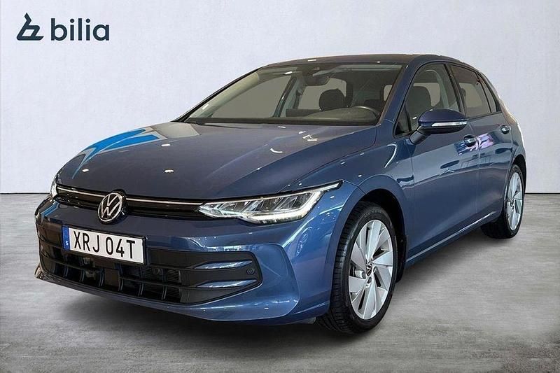 Mörkblå Begagnad 2024 VW Golf VIII Edition Halvkombi | 309 900 kr (Marknadspris) - Bild 1/4