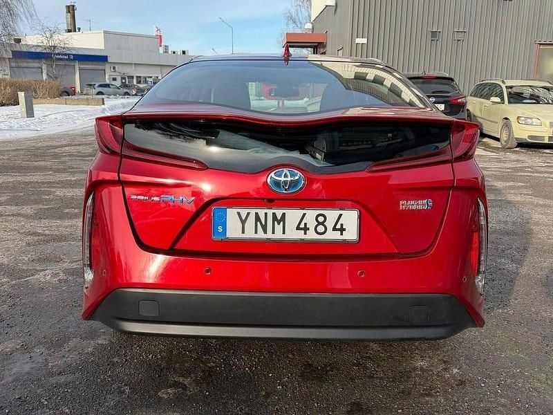 Begagnad Toyota Prius Plug-in Hybrid 122 HK (89 kW) 2019 Röd Halvkombi