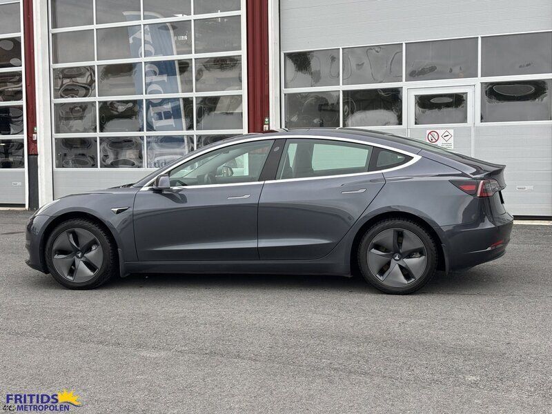 Grå Begagnad 2019 Tesla Model 3 Standard Range Plus Sedan | 224 500 kr (Marknadspris) - Bild 1/4