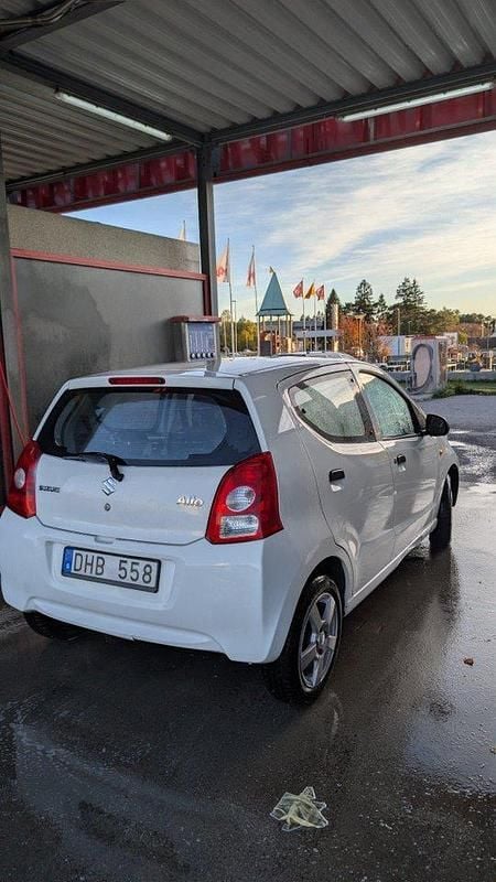 Vit Begagnad 2012 Suzuki Alto Halvkombi | 35 000 kr (Marknadspris) - Bild 1/4