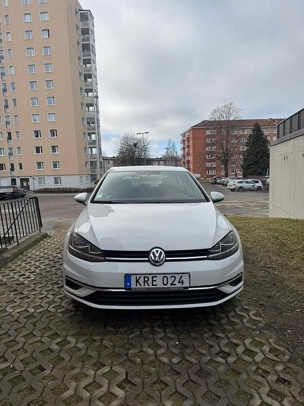 Begagnad 2018 VW Golf VII Halvkombi | 169 000 kr (Dyr) - Bild 1/4