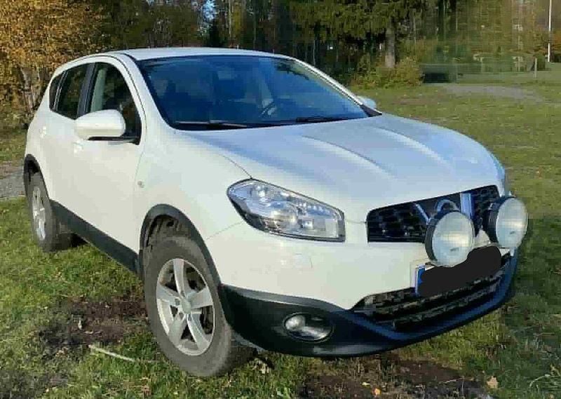 Vit Begagnad 2011 Nissan Qashqai SUV | 39 000 kr (Marknadspris) - Bild 1/4
