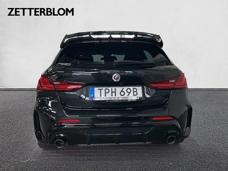 Begagnad BMW M135 Shadowline 306 HK (225 kW) 2022 Svart Halvkombi