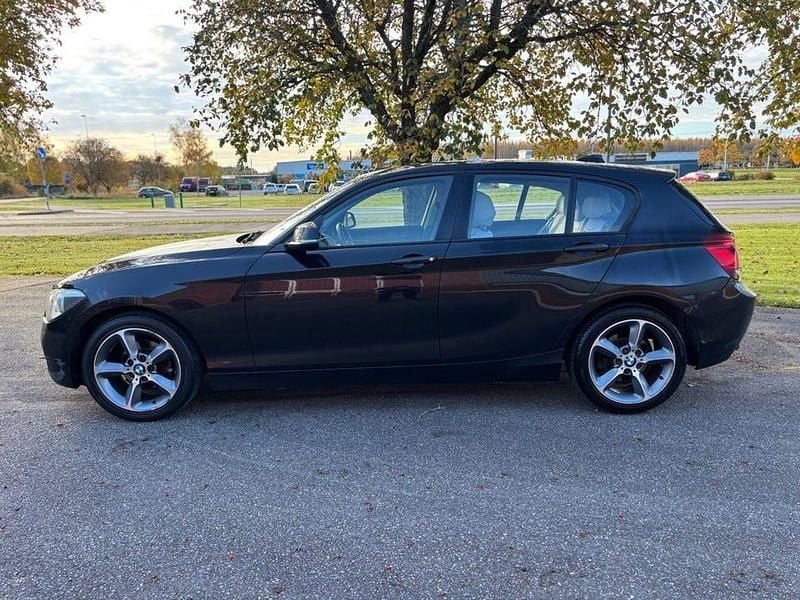 Svart Begagnad 2012 BMW 118 Halvkombi | 79 900 kr (Lite dyr) - Bild 1/4