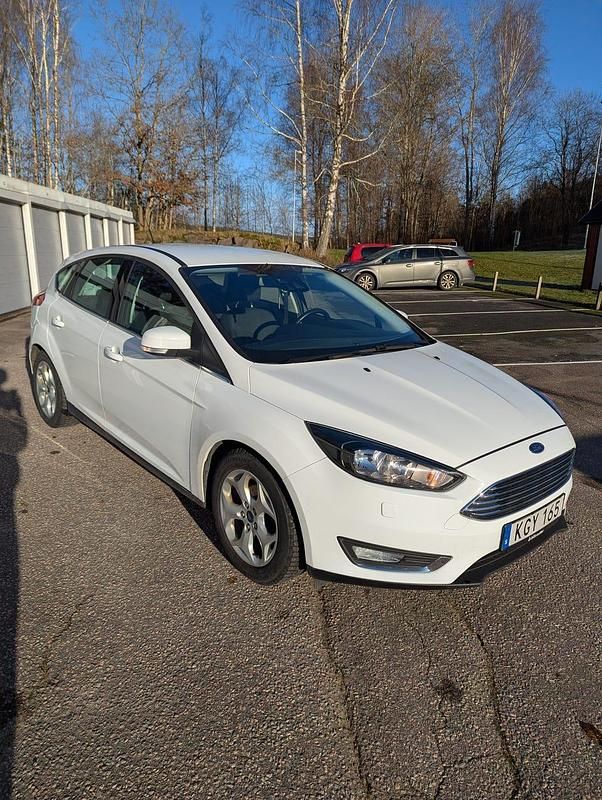 Begagnad 2017 Ford Focus Halvkombi | 93 000 kr (Marknadspris) - Bild 1/4