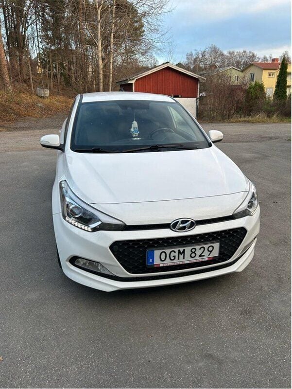 Vit Begagnad 2017 Hyundai i20 | 89 500 kr (Marknadspris) - Bild 1/4