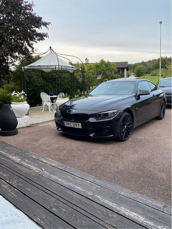 Svart Begagnad 2016 BMW 435 M Sport Sportkupé | 299 000 kr (Marknadspris) - Bild 1/4
