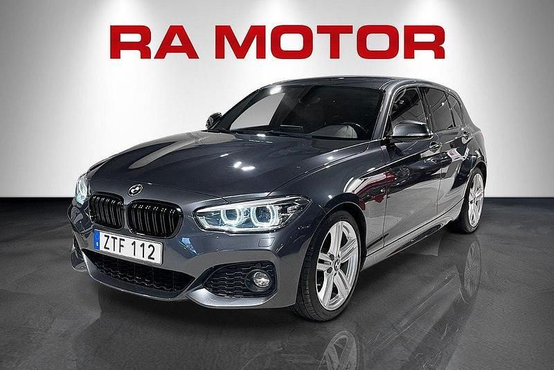 Grå Begagnad 2018 BMW 120 M Sport Halvkombi | 239 900 kr (Lite dyr) - Bild 1/4