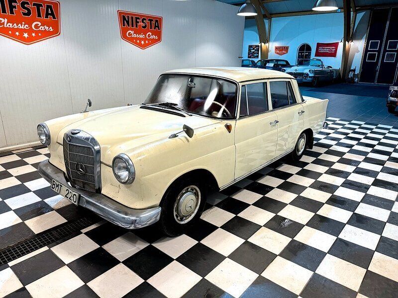 Ljusgul Begagnad 1965 Mercedes 190 Sedan | 69 900 kr - Bild 1/4