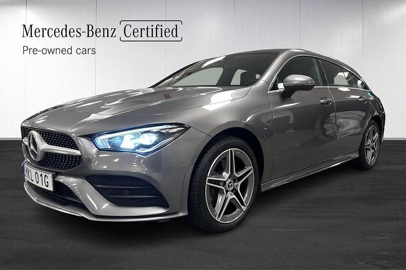 Mörkgrå (grå) Begagnad 2022 Mercedes CLA250e Shooting Brake AMG Kombi | 319 000 kr (Marknadspris) - Bild 1/4