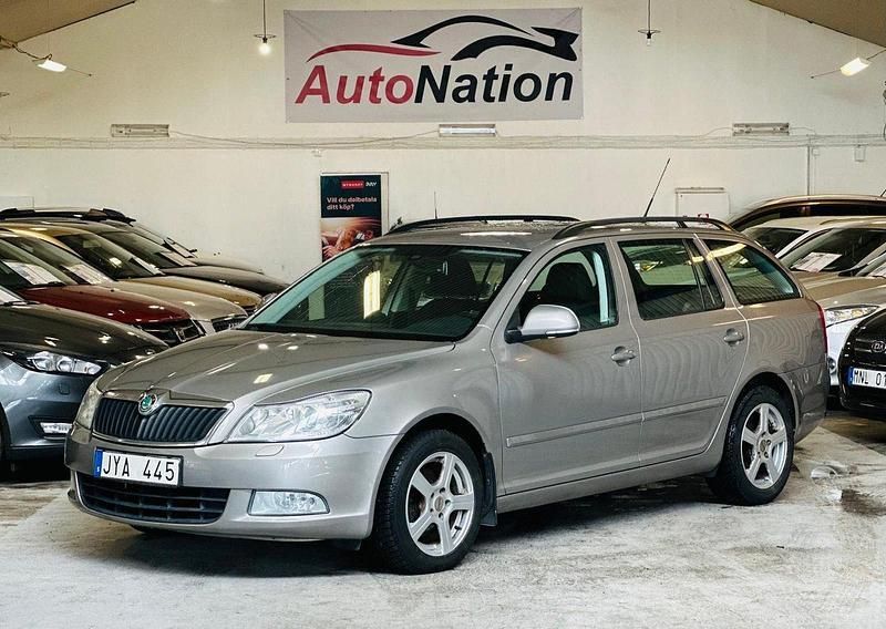 Ljusbrun (brun) Begagnad 2011 Skoda Octavia Elegance Kombi | 44 900 kr (Marknadspris) - Bild 1/4