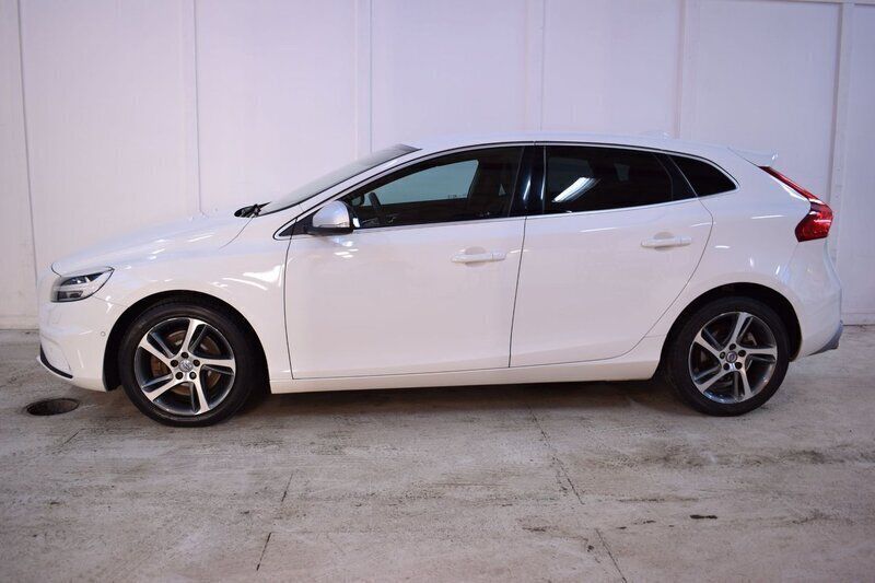 Vit Begagnad 2016 Volvo V40 R-Design Kombi | 189 900 kr (Marknadspris) - Bild 1/4