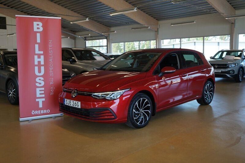 Röd Begagnad 2022 VW Golf VIII Halvkombi | 259 000 kr (Marknadspris) - Bild 1/4