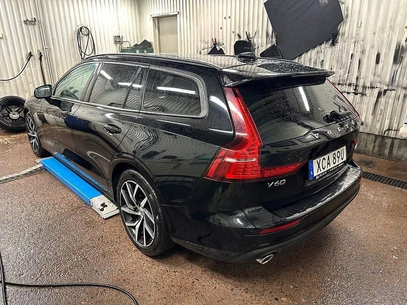 Svart Begagnad 2019 Volvo V60 Momentum Kombi | 259 500 kr (Bra pris) - Bild 1/3