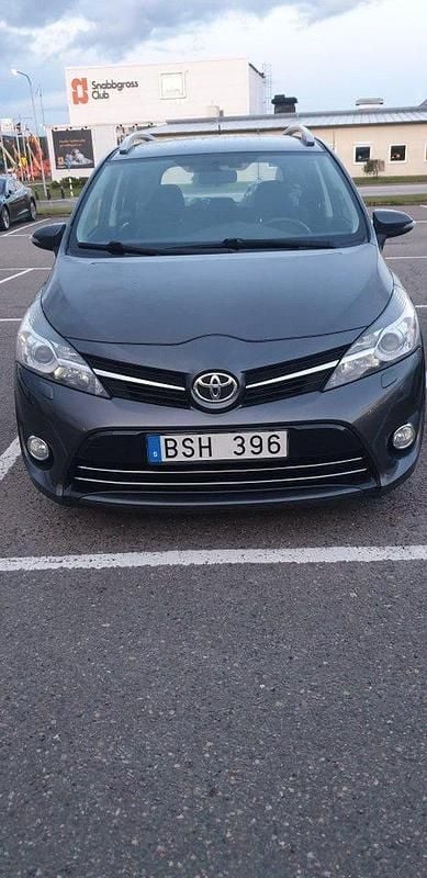 Grå Begagnad 2013 Toyota Verso Minibuss | 82 000 kr (Marknadspris) - Bild 1/4