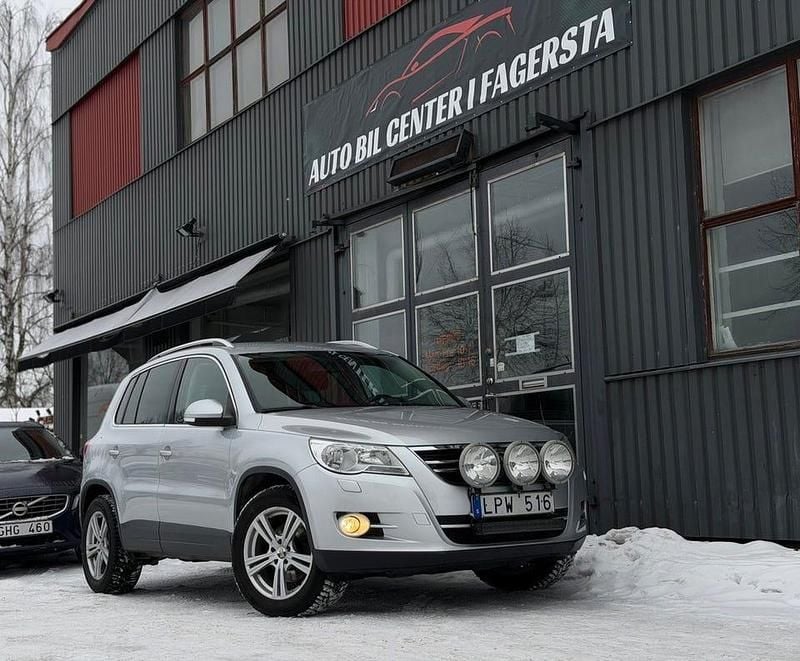 Begagnad VW Tiguan Sportline 140 HK (102 kW) 2011 Grå SUV