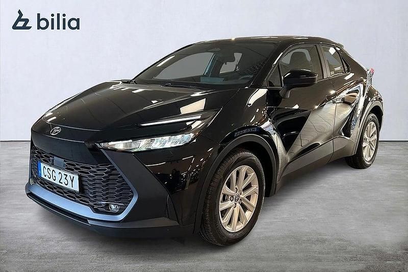 Svart Ny 2025 Toyota C-HR Active SUV | 358 500 kr (Lite dyr) - Bild 1/3