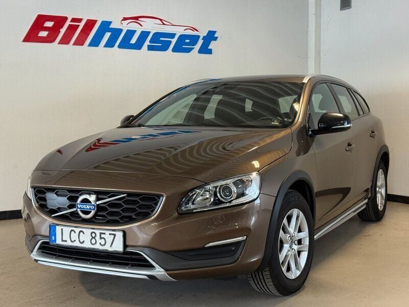 Brun Begagnad 2015 Volvo V60 CC Momentum Kombi | 119 900 kr - Bild 1/4