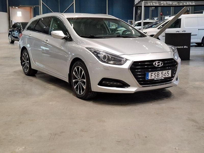 Silver Begagnad 2015 Hyundai i40 Kombi | 109 900 kr (Marknadspris) - Bild 1/4