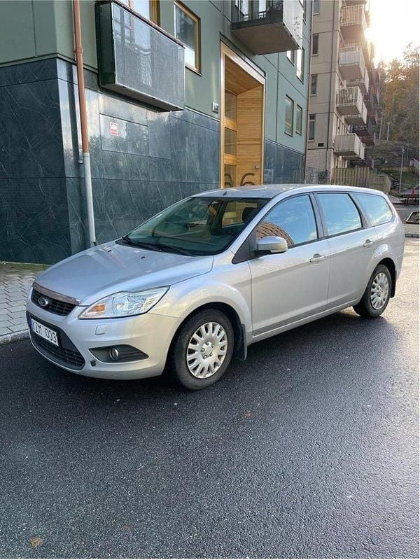 Grå Begagnad 2011 Ford Focus Platinum Kombi | 30 000 kr (Bra pris) - Bild 1/4