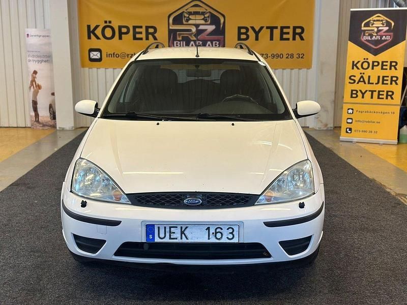 Vit Begagnad 2003 Ford Focus Kombi | 21 900 kr (Marknadspris) - Bild 1/4