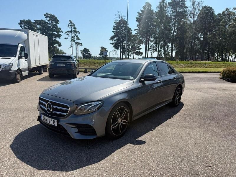 Grå Begagnad 2017 Mercedes E220 AMG line Sedan | 319 900 kr (Marknadspris) - Bild 1/4