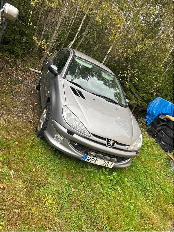 Grå Begagnad 2005 Peugeot 206 Sport Halvkombi | 12 000 kr (Marknadspris) - Bild 1/4
