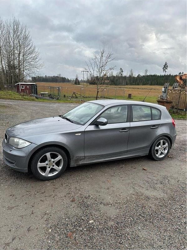 Grå Begagnad 2011 BMW 118 Comfort Edition Halvkombi | 50 000 kr (Superpris) - Bild 1/4