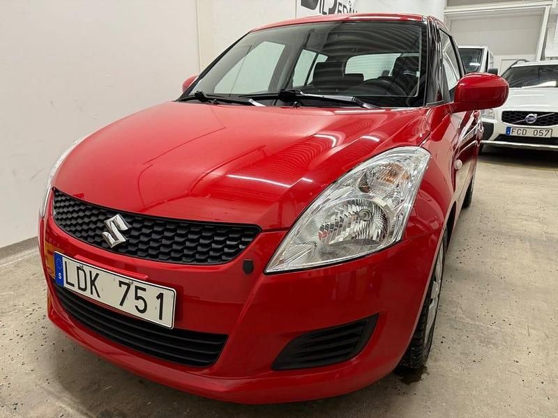 Begagnad Suzuki Swift 94 HK (69 kW) 2010 Röd Halvkombi