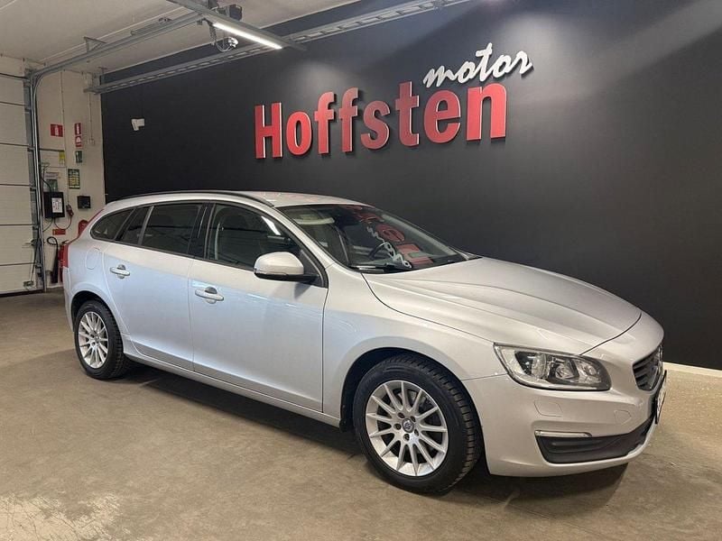 Silver Begagnad 2016 Volvo V60 Kinetic Kombi | 119 900 kr (Bra pris) - Bild 1/4