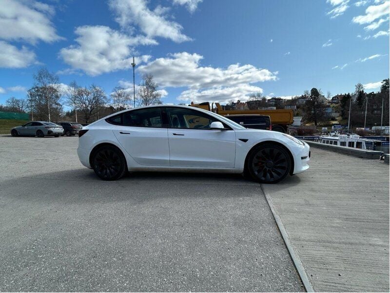 Vit Begagnad 2022 Tesla Model 3 Performance Sedan | 287 000 kr (Superpris) - Bild 1/4