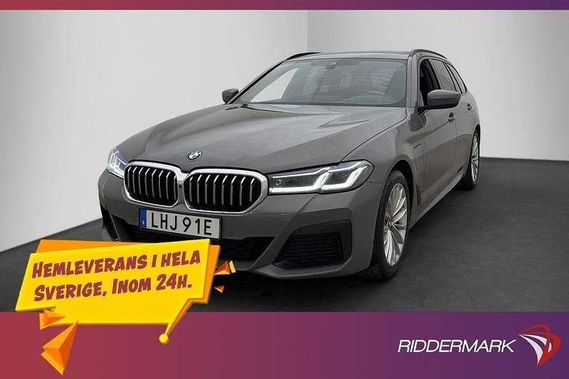 Grå Begagnad 2021 BMW 530 M Sport Kombi | 339 900 kr - Bild 1/3