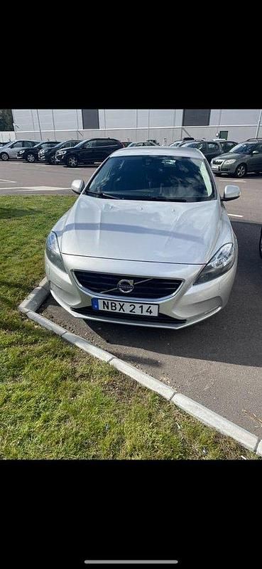 Grå Begagnad 2013 Volvo V40 Kinetic Kombi | 85 000 kr (Marknadspris) - Bild 1/4