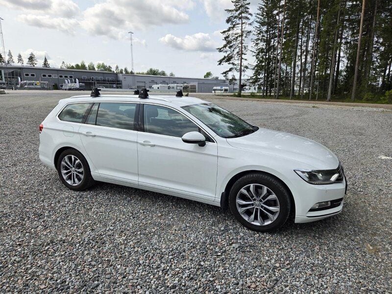 Vit Begagnad 2017 VW Passat Kombi | 149 000 kr (Marknadspris) - Bild 1/4