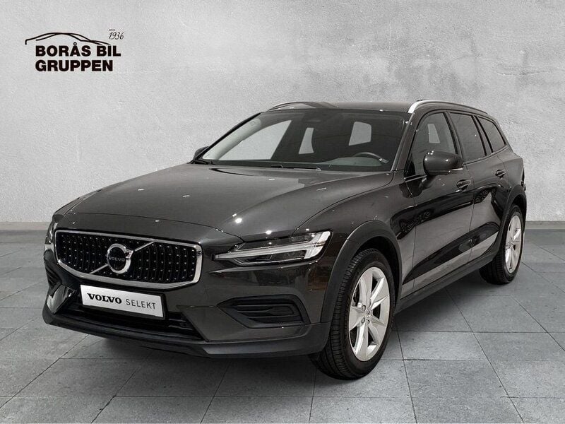 Grå Begagnad 2024 Volvo V60 CC Core Kombi | 409 000 kr (Marknadspris) - Bild 1/4