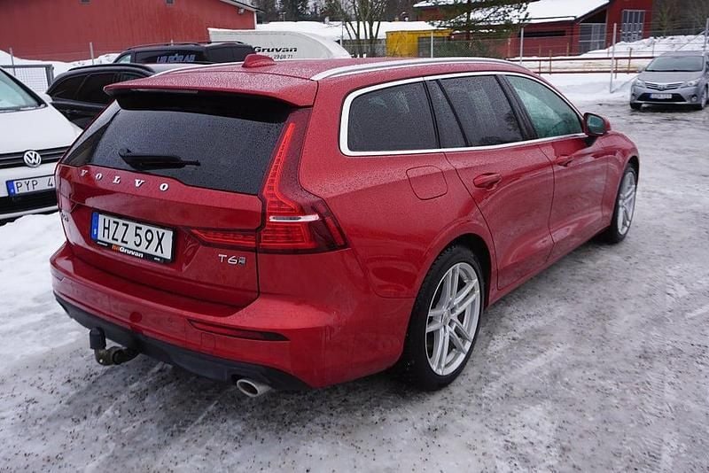 Begagnad Volvo V60 Momentum 253 HK (186 kW) 2019 Röd Kombi