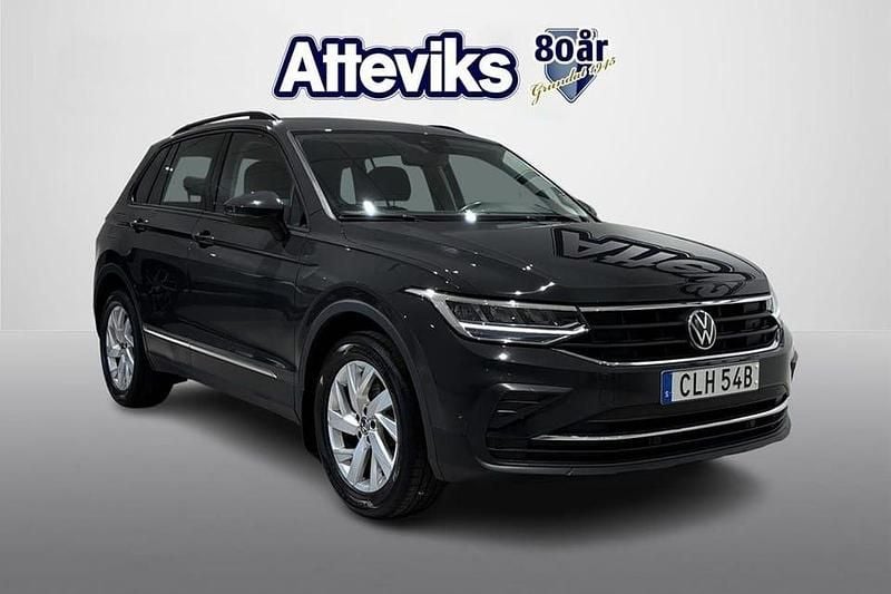 Grå Begagnad 2022 VW Tiguan Life SUV | 289 900 kr (Marknadspris) - Bild 1/4