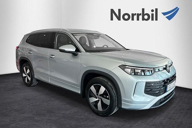 Silver Ny 2025 VW Tayron Life SUV | 561 300 kr (Marknadspris) - Bild 1/4