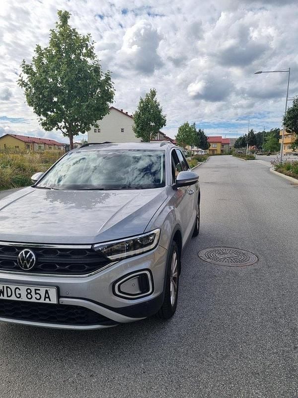 Silver Begagnad 2022 VW T-Roc SUV | 225 000 kr (Marknadspris) - Bild 1/2