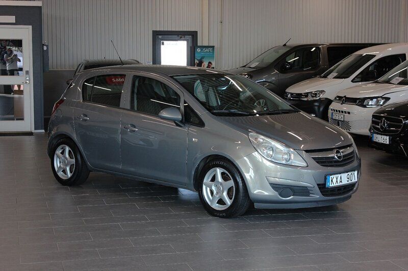Brun Begagnad 2010 Opel Corsa Enjoy Halvkombi | 44 500 kr (Marknadspris) - Bild 1/4