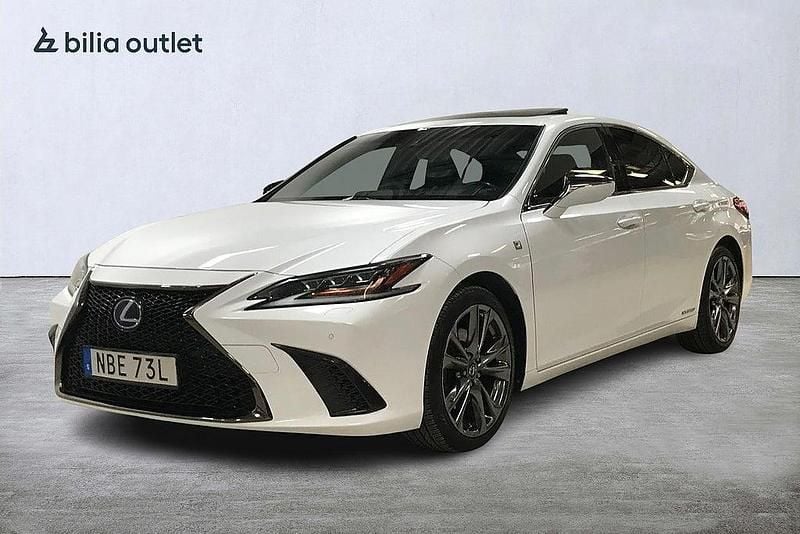 Vit Begagnad 2018 Lexus ES300H Sport Line Sedan | 319 900 kr (Lite dyr) - Bild 1/4