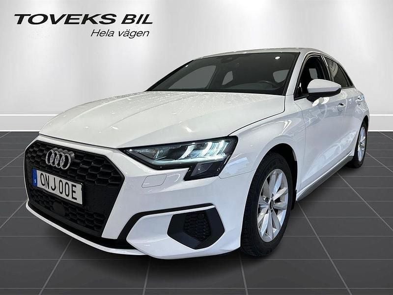 Vit (ibisvit) Begagnad 2023 Audi A3 Sportback Proline Halvkombi | 259 900 kr (Bra pris) - Bild 1/4